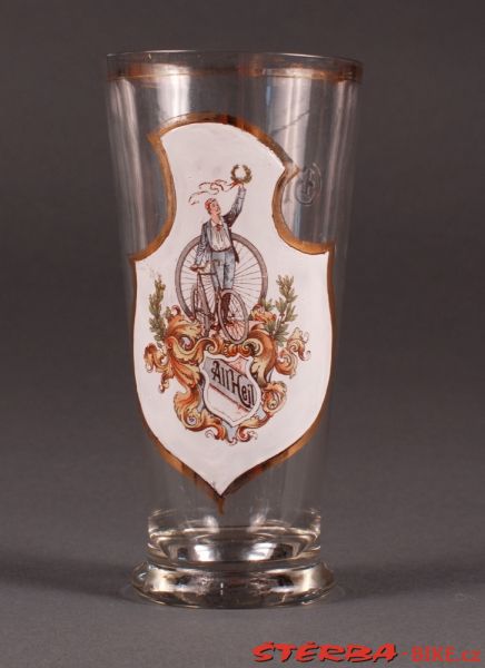 Beer steins, glasses, ewers and tankards