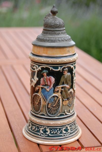 Beer steins, glasses, ewers and tankards