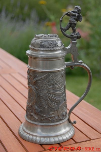 Beer steins, glasses, ewers and tankards