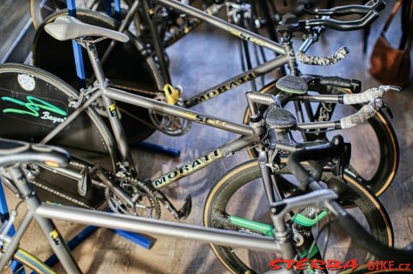 325 - Café Továrna 2023